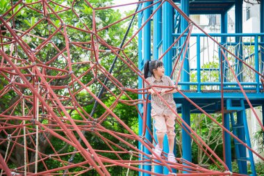 Asyalı kız macera Park'ta eğleniyor