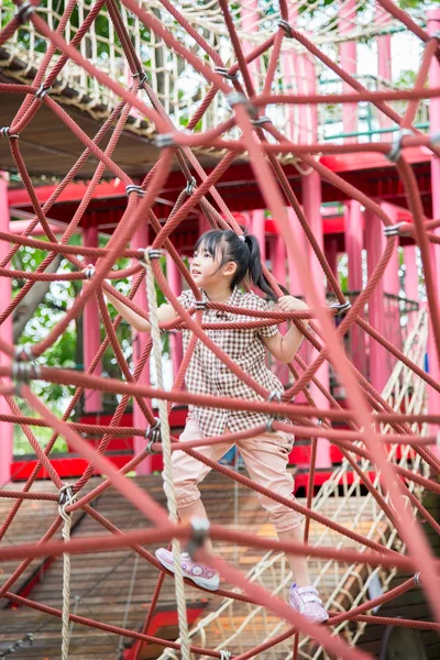 Asiatisch mädchen ist having spaß im adventure park — Stockfoto