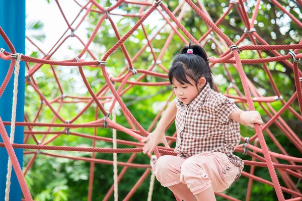 Asiatico ragazza è avendo divertimento in avventura parco — Foto Stock