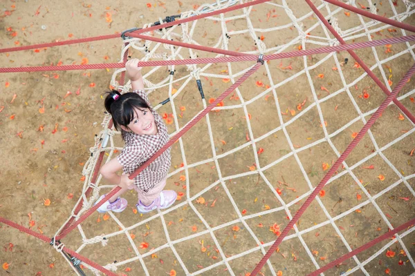 Menina asiática está se divertindo no parque de aventura — Fotografia de Stock
