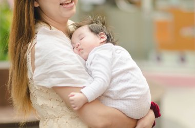 Asya anne bebeğini açık havada sarılma