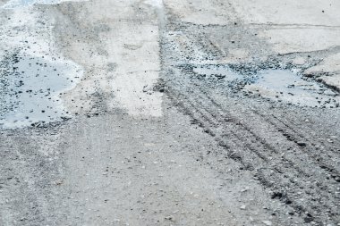 Yağmur tarafından zarar görmüş bir yol