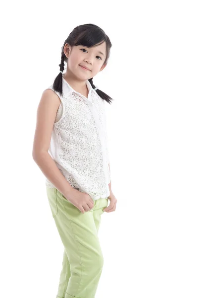 Linda menina asiática de pé no fundo branco — Fotografia de Stock