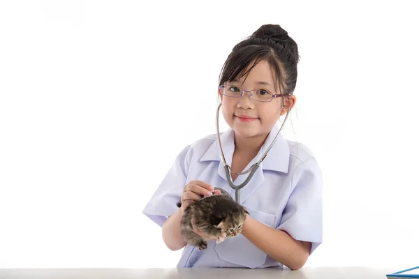 Liten asiatisk tjej spelar veterinär med kattunge — Stockfoto