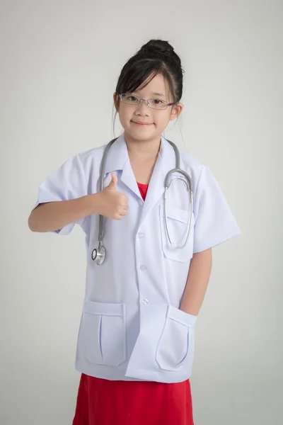 Porträtt av framtida läkare visar tummen — Stockfoto