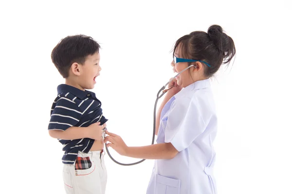 Азиатские дети играют в качестве врача и пациента — стоковое фото