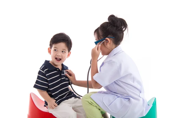 Asiatiska barn spelar som läkare och patient — Stockfoto
