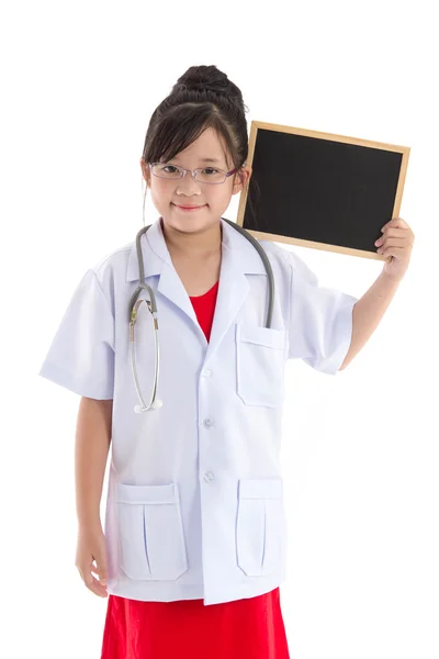 医師の均一保持黒板で美しいアジアの少女 — ストック写真