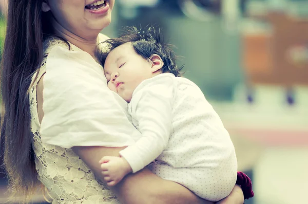 Asiatico madre abbraccio suo bambino all'aperto — Foto Stock