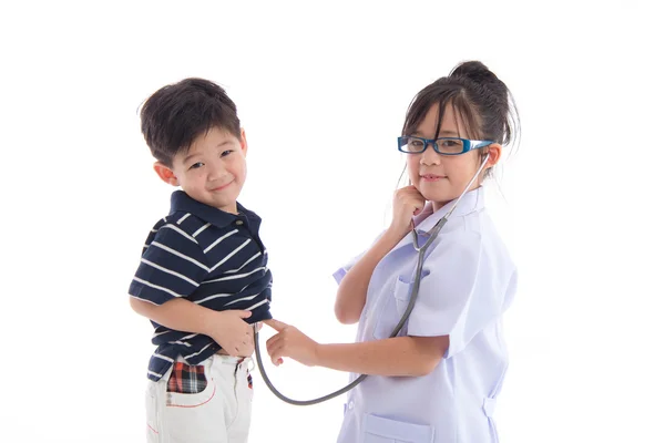 Asiatiska barn spelar som läkare och patient — Stockfoto