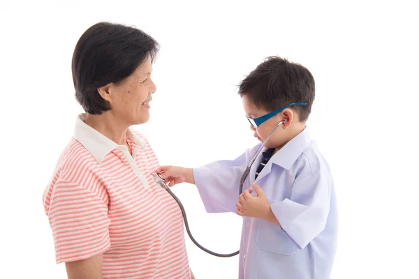 Mormor och barnbarn spelar som läkare och patient — Stockfoto