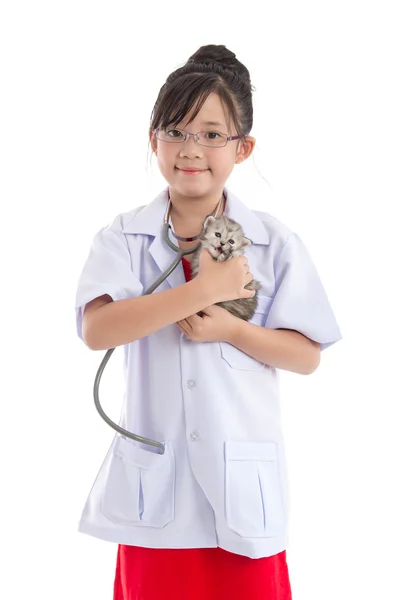 Liten asiatisk tjej spelar veterinär med kattunge — Stockfoto