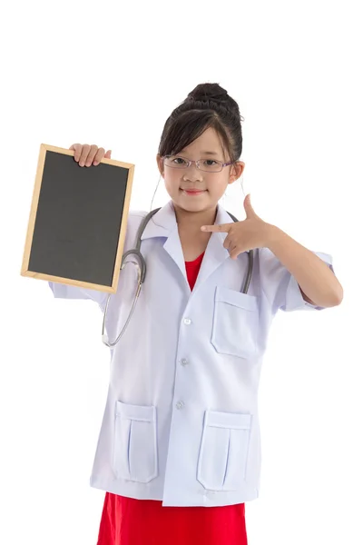 Schöne asiatische Mädchen in einem Arzt Uniform halten Tafel — Stockfoto