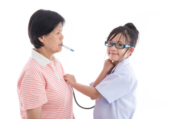 Großmutter und Enkel spielen als Arzt und Patient — Stockfoto