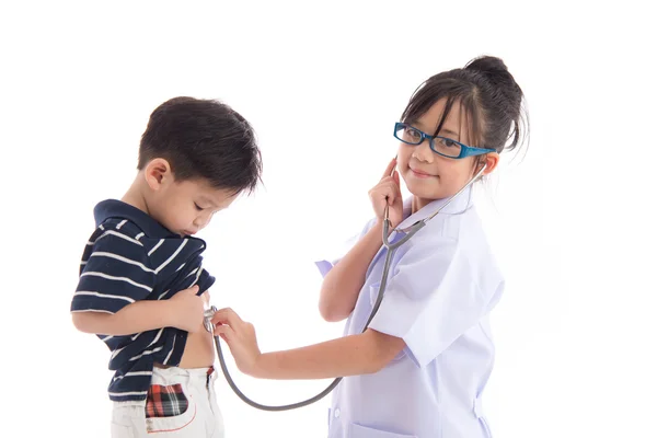 Azjatyckie dzieci bawiące się jako lekarz i pacjent — Zdjęcie stockowe