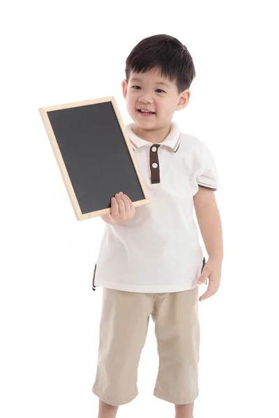 Roztomilý chlapec asijské drží tabuli na bílém pozadí — Stock fotografie