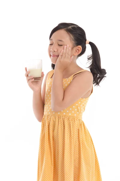 Cute asian child drinking milk — Stockfoto