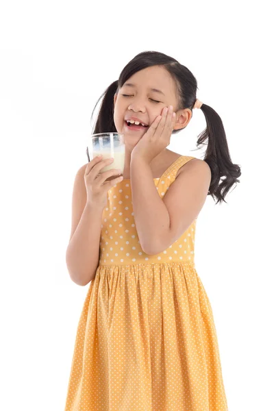 Cute asian child drinking milk — Stockfoto