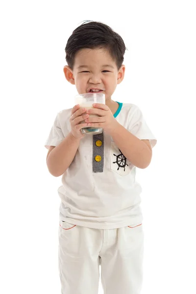 Милий азіатський хлопчик п'є молоко — стокове фото