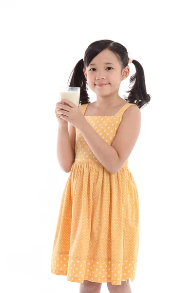 Mignon asiatique enfant boire lait — Photo