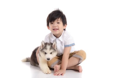 Sibirya husky yavrusu ile oturma sevimli Asya çocuk