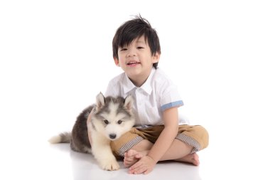 Sibirya husky yavrusu ile oturma sevimli Asya çocuk