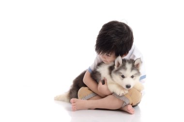 Sibirya husky yavrusu ile oturma sevimli Asya çocuk
