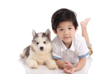 Yalan şirin Asyalı çocuk ve Sibirya husky köpek