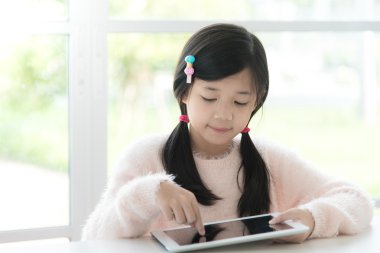 Tablo kullanarak güzel Asyalı kız