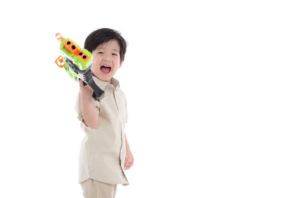 Lindo asiático chico jugando juguete pistola —  Fotos de Stock