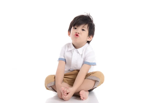 Симпатичный азиатский мальчик сидит — стоковое фото