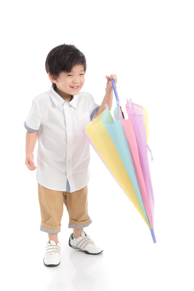 Милий азіатський хлопчик тримає парасольку — стокове фото