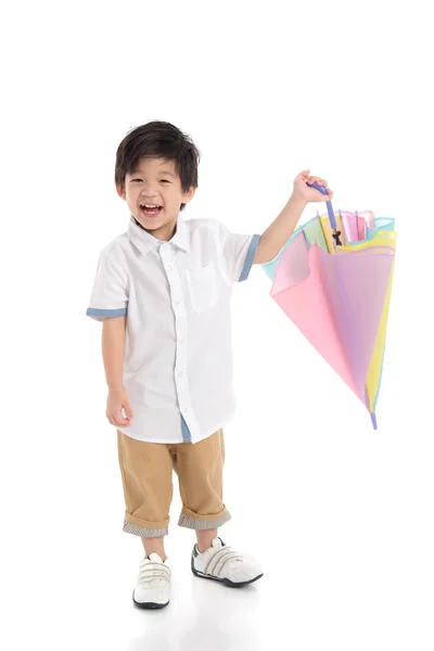 Söta asiatiska pojken anläggning paraply — Stockfoto