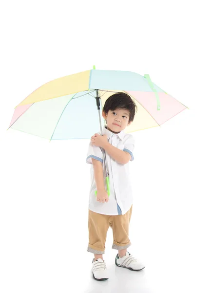 Ładny chłopiec azjatyckich gospodarstwa parasol — Zdjęcie stockowe