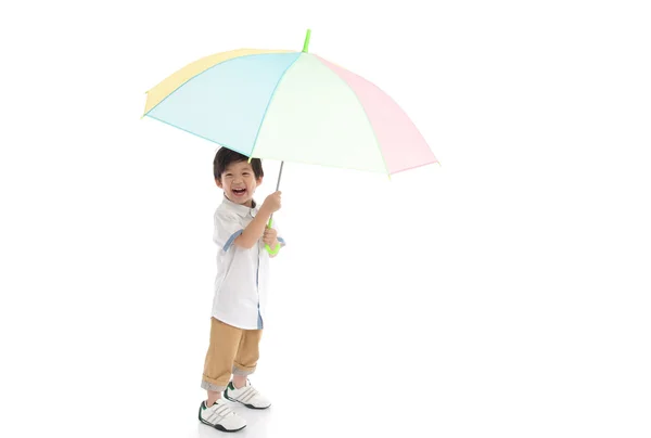 Bonito ásia menino segurando guarda-chuva — Fotografia de Stock