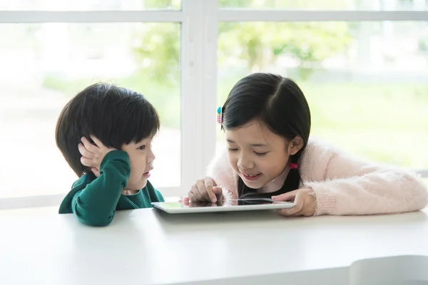 Lindos niños asiáticos usando tableta —  Fotos de Stock