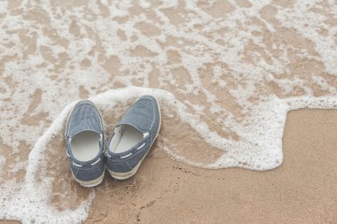 kum plajı üzerinde ayakkabı tuval