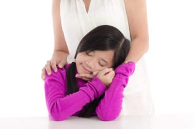 Mutlu Asyalı kız annesinin elele