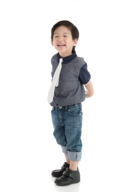 Beyaz arka plan üzerinde mutlu küçük Asya çocuk