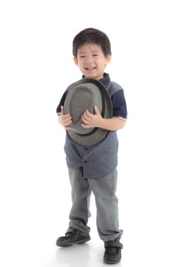 Mutlu Asyalı çocuk şapka tutan