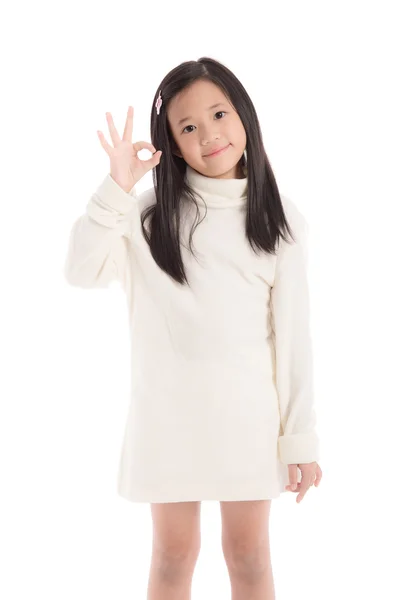 Mignon asiatique fille en blanc col roulé robe montrant ok signe — Photo