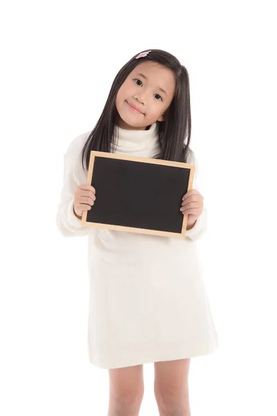 Bonito ásia menina no branco gola alta vestido segurando blackboard — Fotografia de Stock