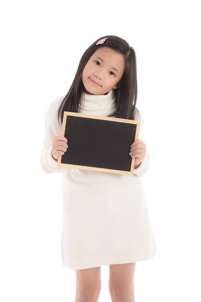 Bonito ásia menina no branco gola alta vestido segurando blackboard — Fotografia de Stock