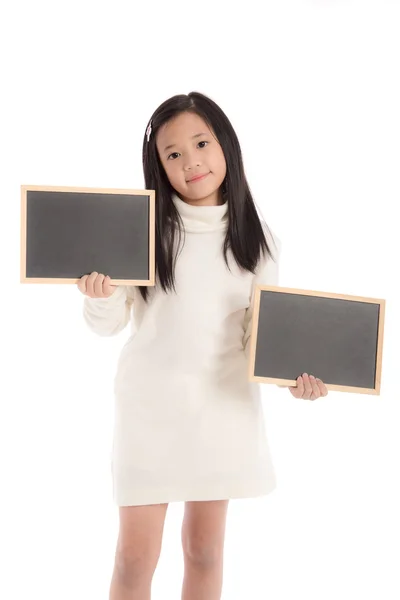 Linda chica asiática en vestido de cuello alto blanco sosteniendo pizarra —  Fotos de Stock