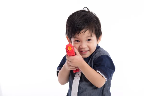 Bonito ásia menino jogar brinquedo arma — Fotografia de Stock