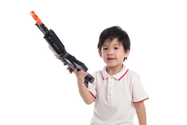 Leuke Aziatische jongen speelgoed pistool spelen — Stockfoto
