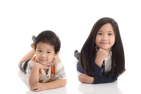 Lindo asiático niños mintiendo en blanco fondo —  Fotos de Stock