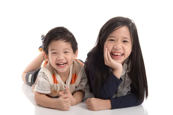 흰색 배경에서 누워 귀여운 아시아 아이 들 — 스톡 사진