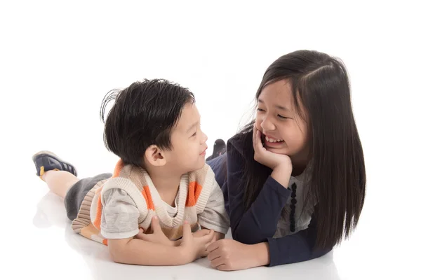 Lindo asiático niños mintiendo en blanco fondo — Foto de Stock