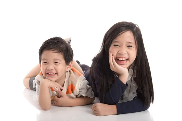 Söta asiatiska barn liggande på vit bakgrund — Stockfoto